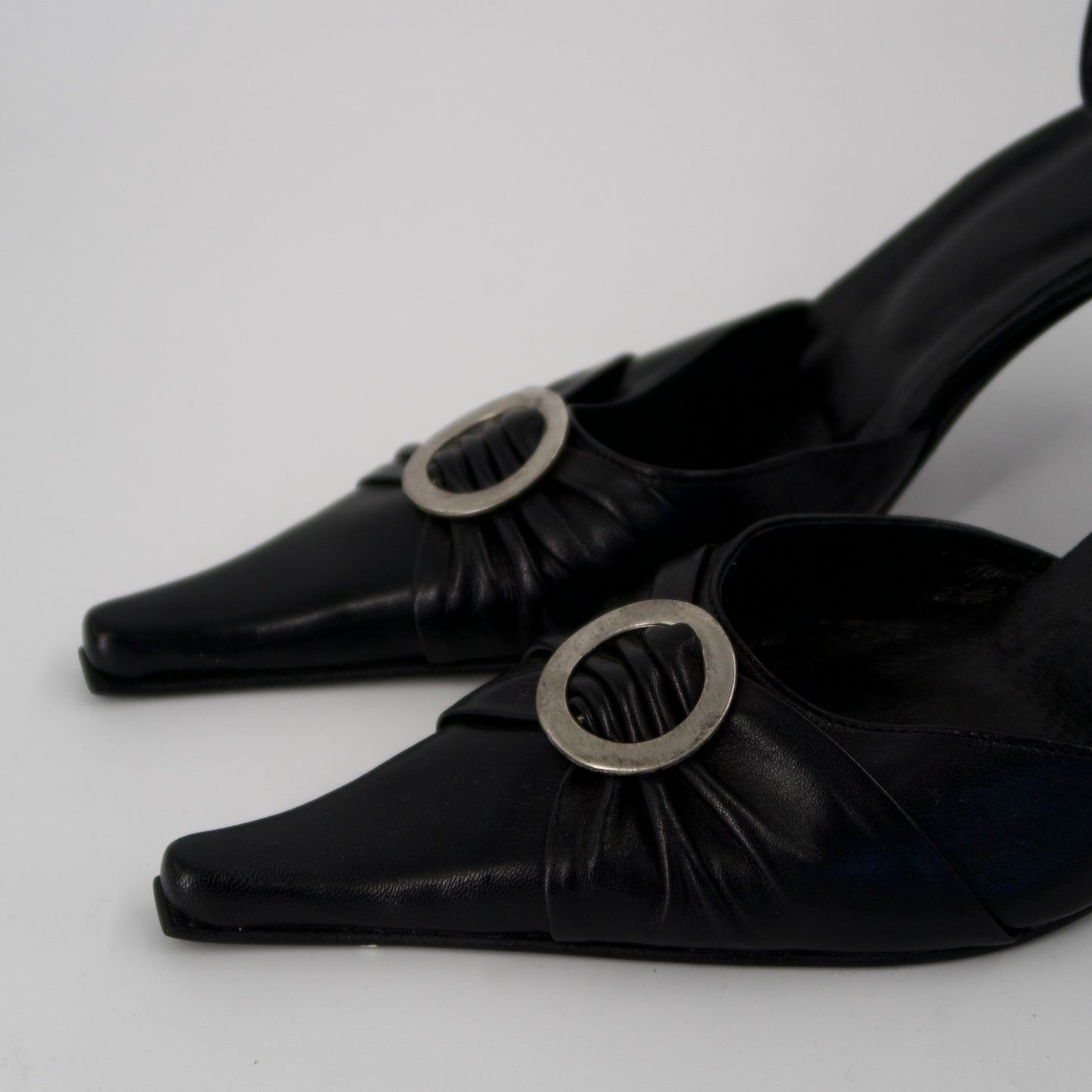 + Vintage heels with round clasp +