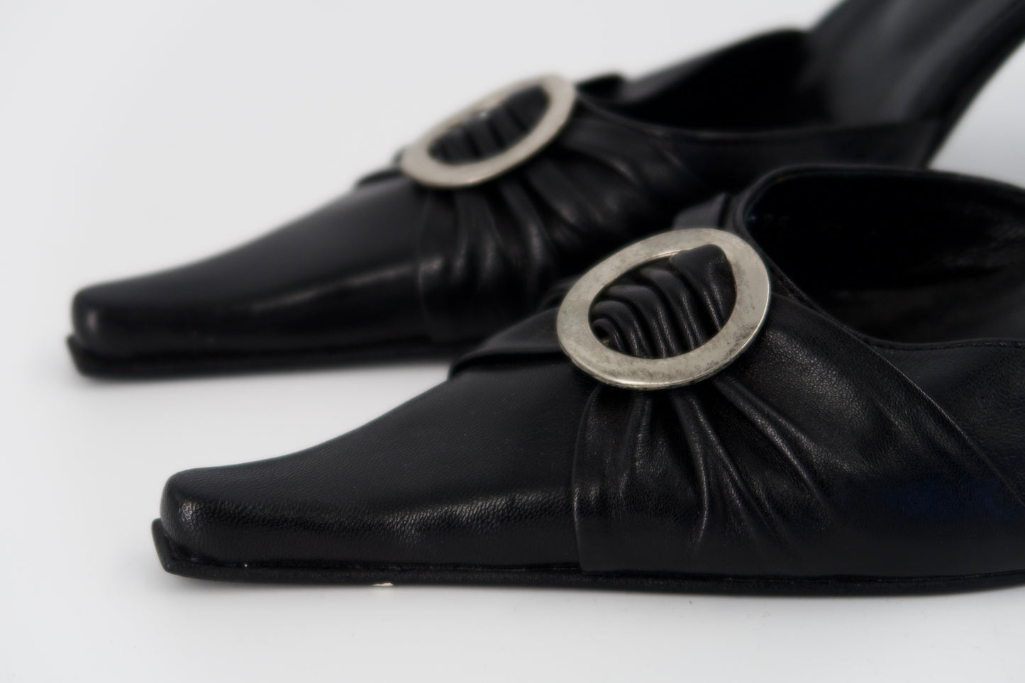 + Vintage heels with round clasp +