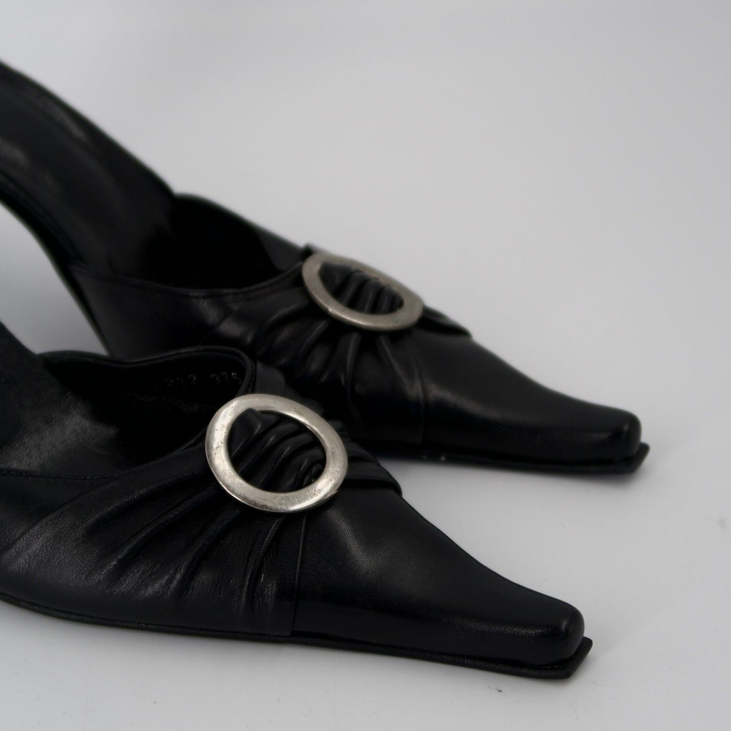 + Vintage heels with round clasp +