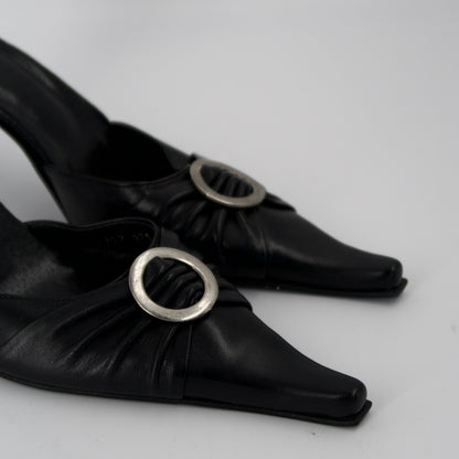 + Vintage heels with round clasp +