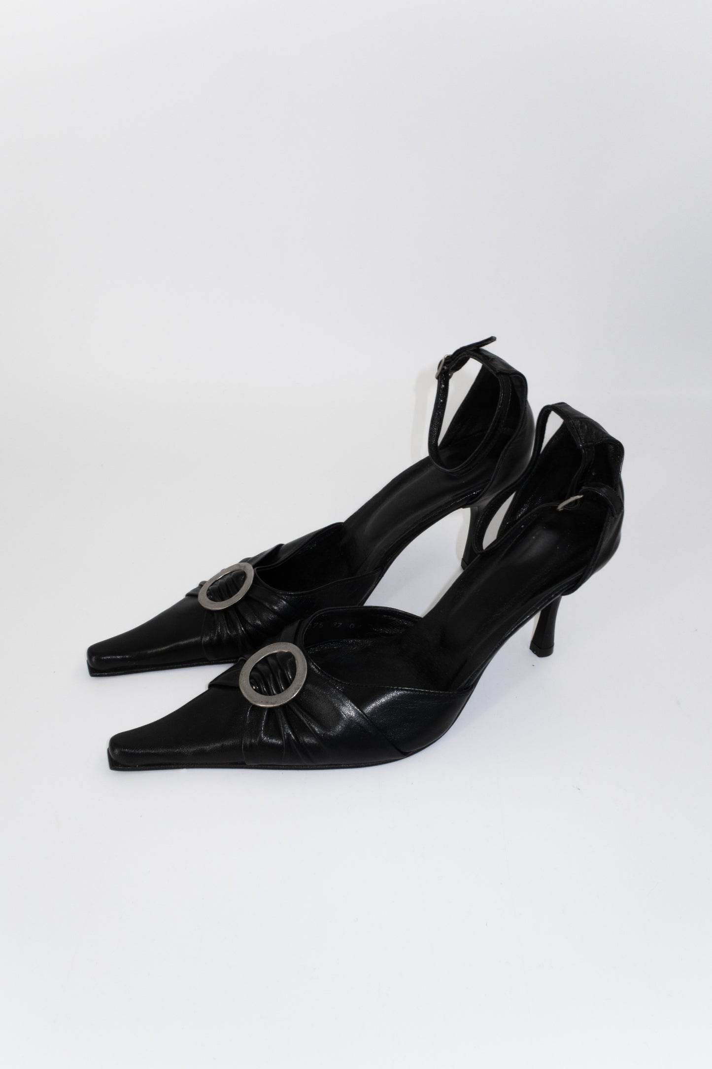 + Vintage heels with round clasp +