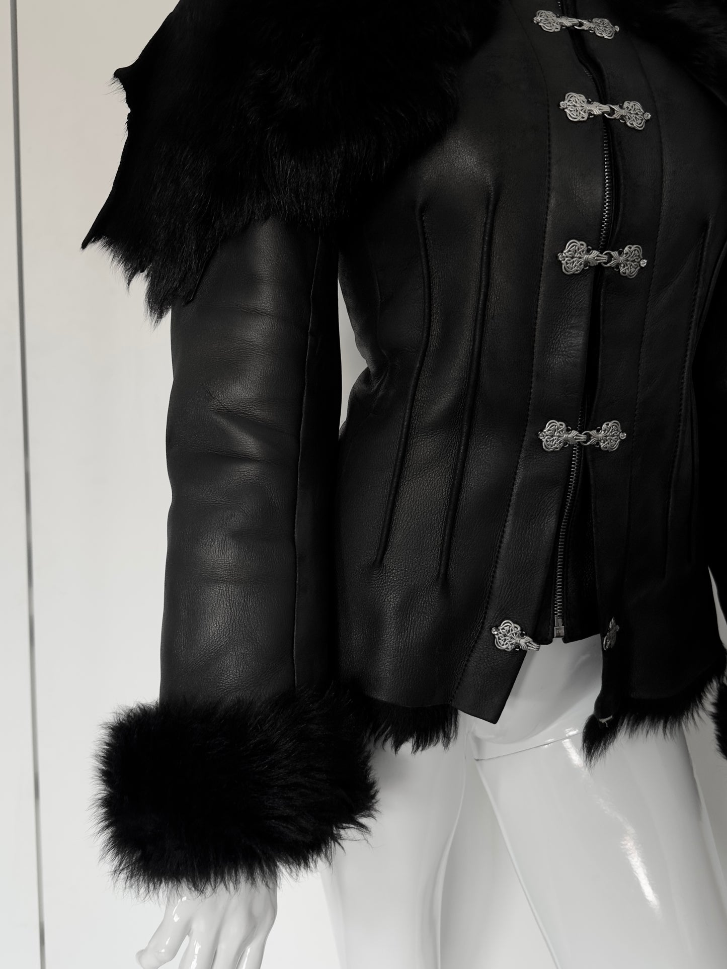 + Vintage gothic leather jacket with fur cape +