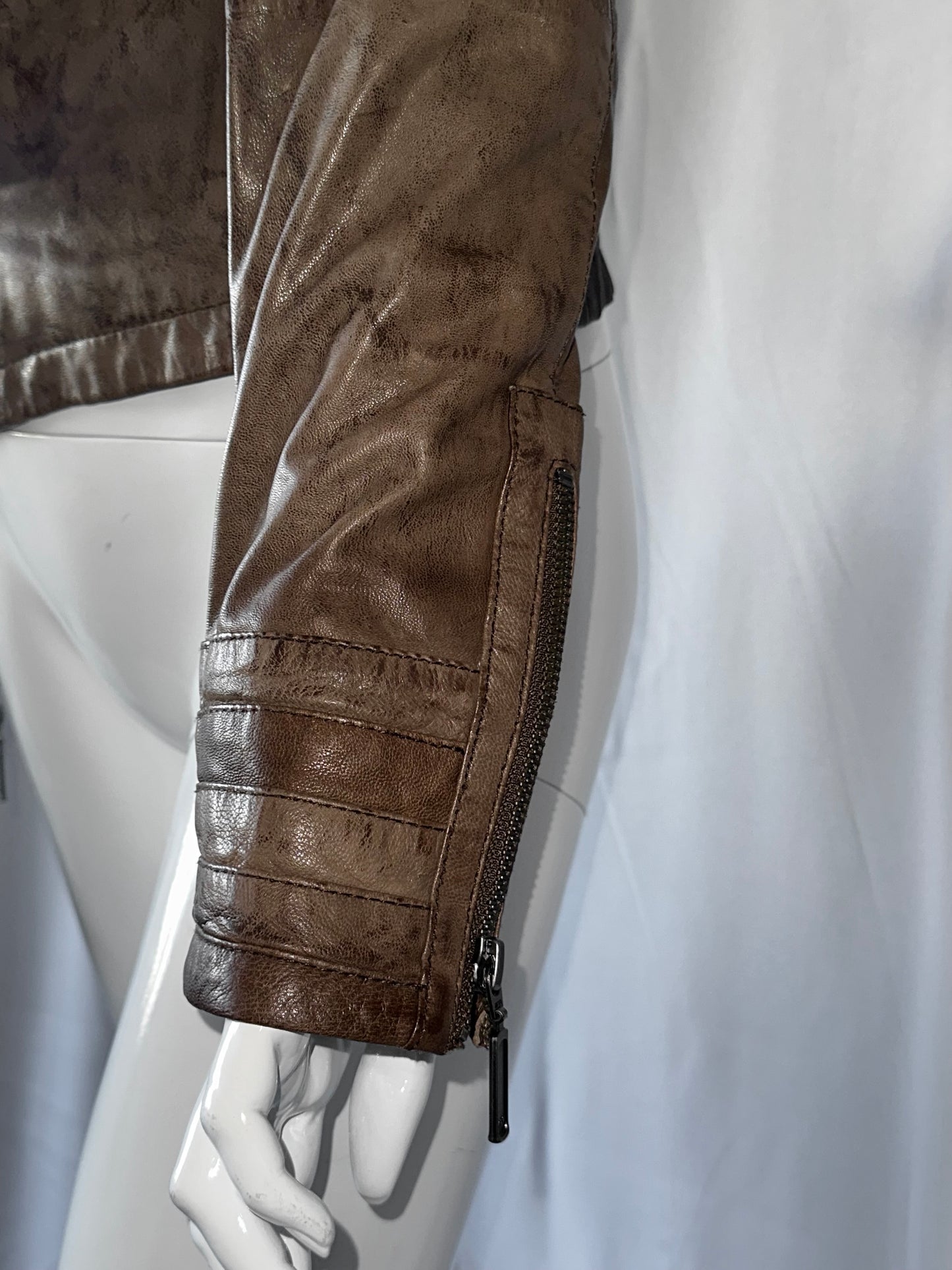 + Buttoning leather jacket +