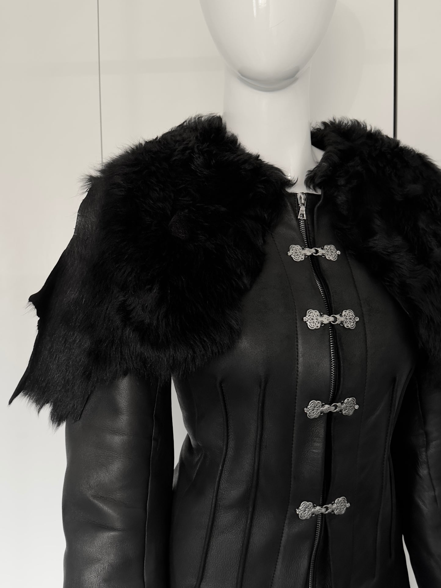 + Vintage gothic leather jacket with fur cape +