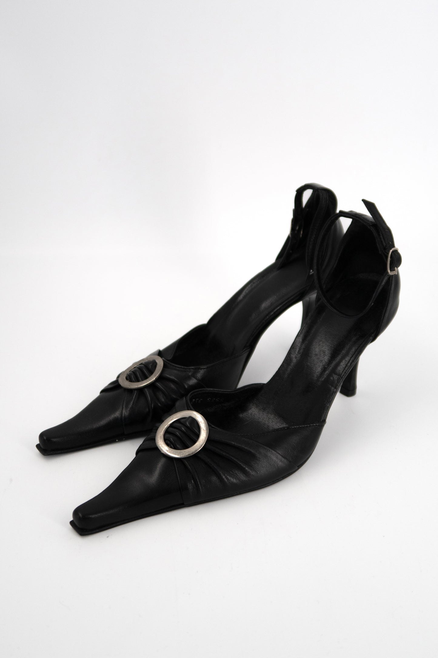 + Vintage heels with round clasp +