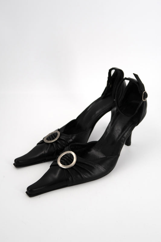 + Vintage heels with round clasp +