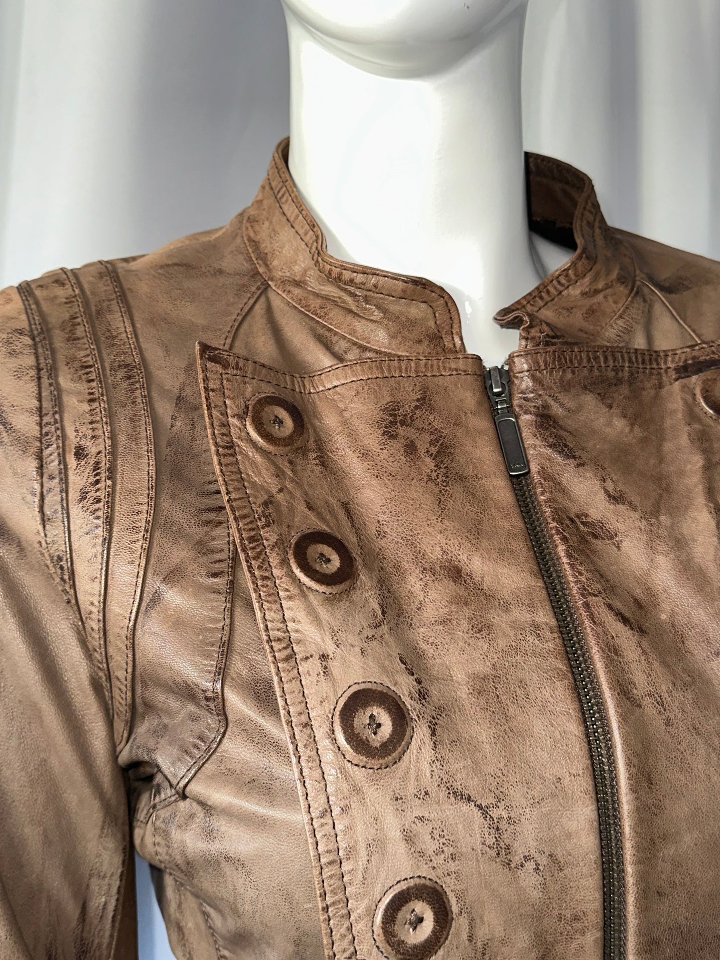 + Buttoning leather jacket +