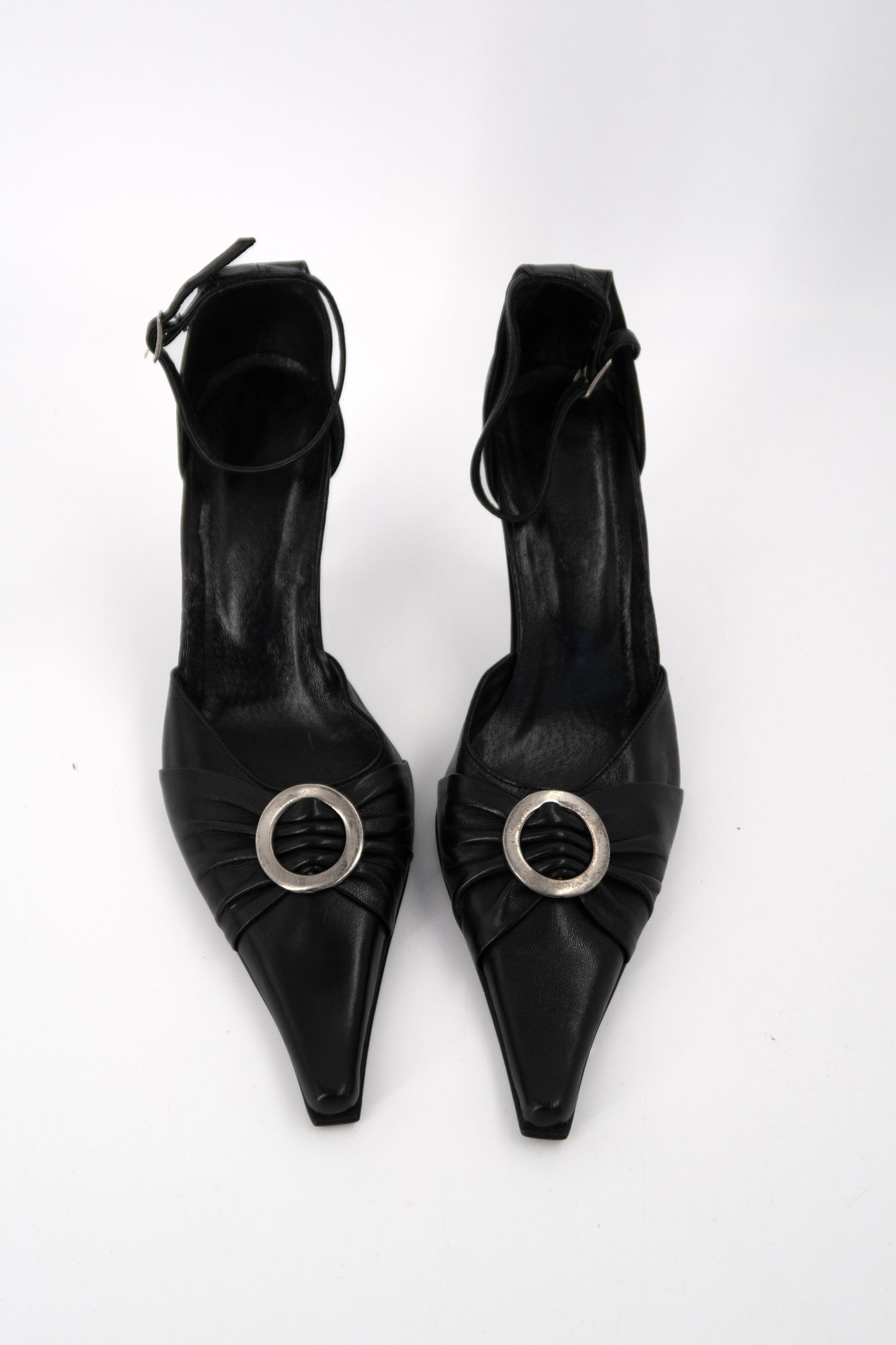 + Vintage heels with round clasp +