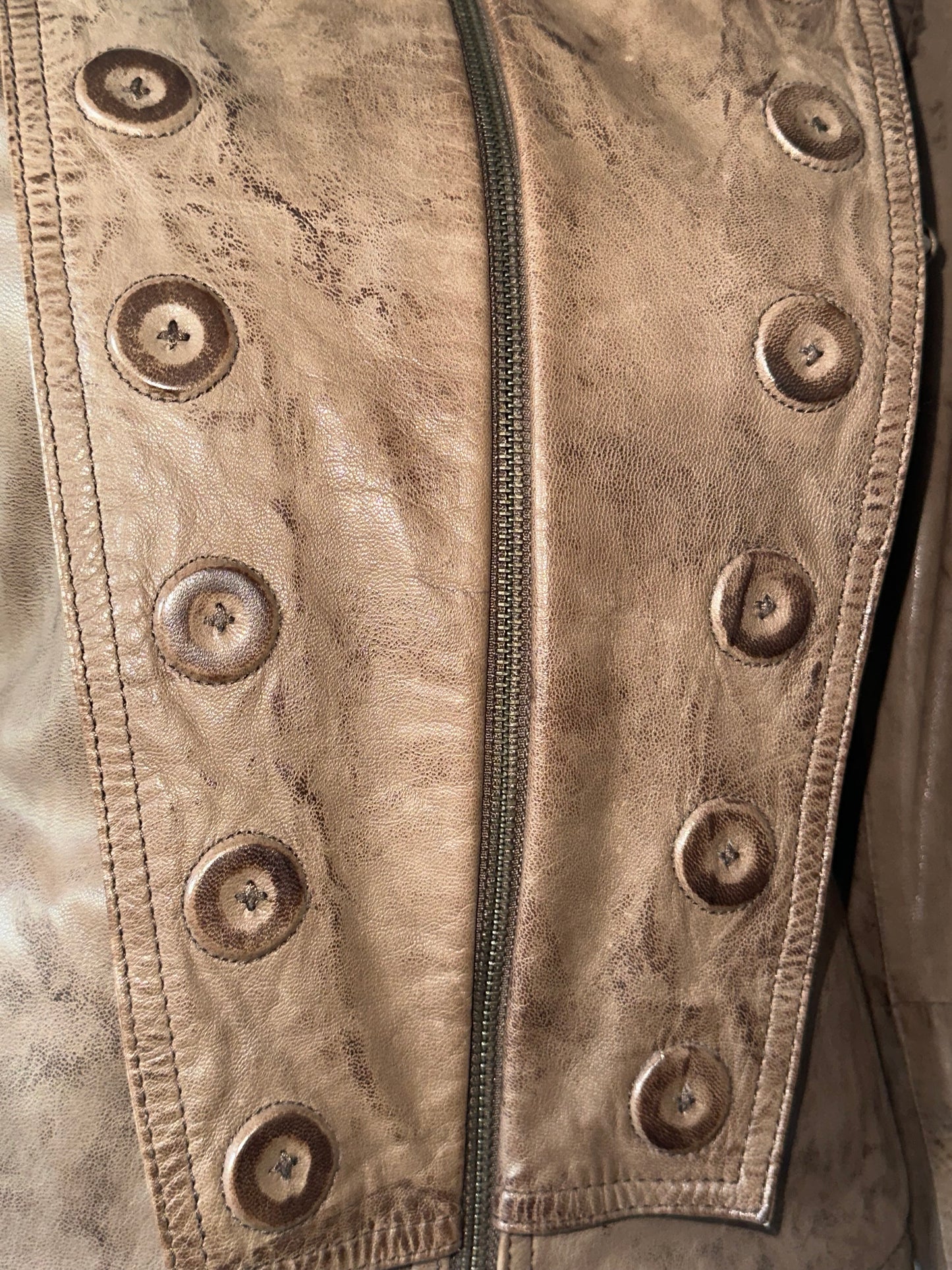 + Buttoning leather jacket +