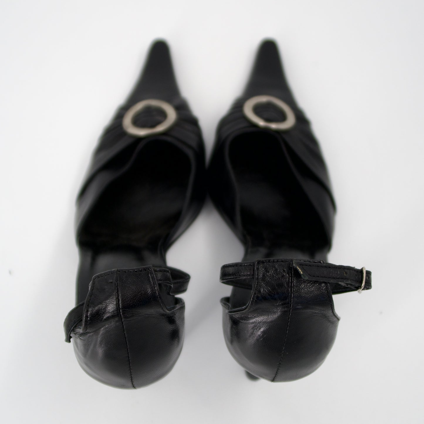 + Vintage heels with round clasp +