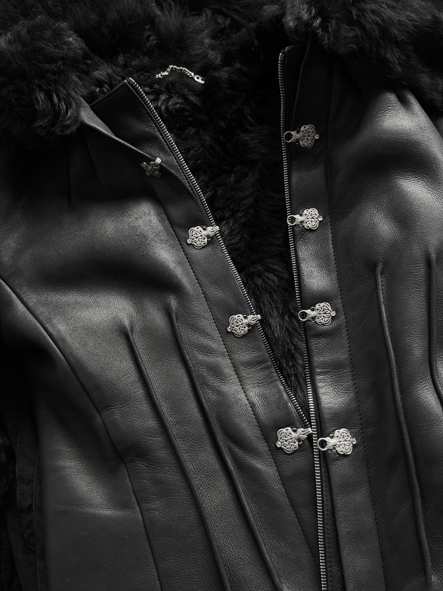 + Vintage gothic leather jacket with fur cape +